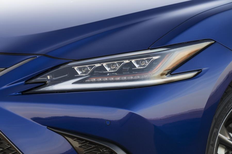 Детали экстерьера Lexus ES350 F-Sport 2018 года  (NA) (фото 19 из 47)